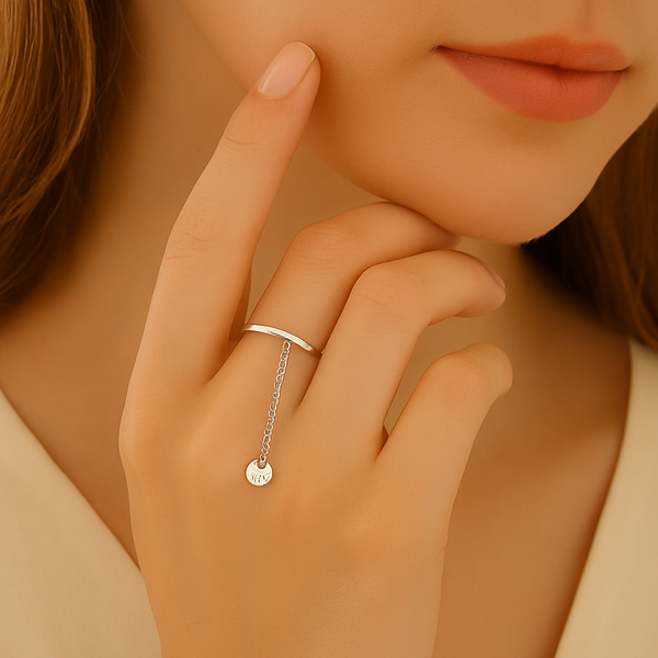 Bague chaîne fine avec pampille en Argent blanc 925 Sterling portée au doigt