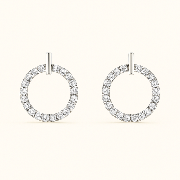 Boucles Iséa posées à plat – cercle délicat en argent blanc, reflet brillant, style Histoire d’Argent.