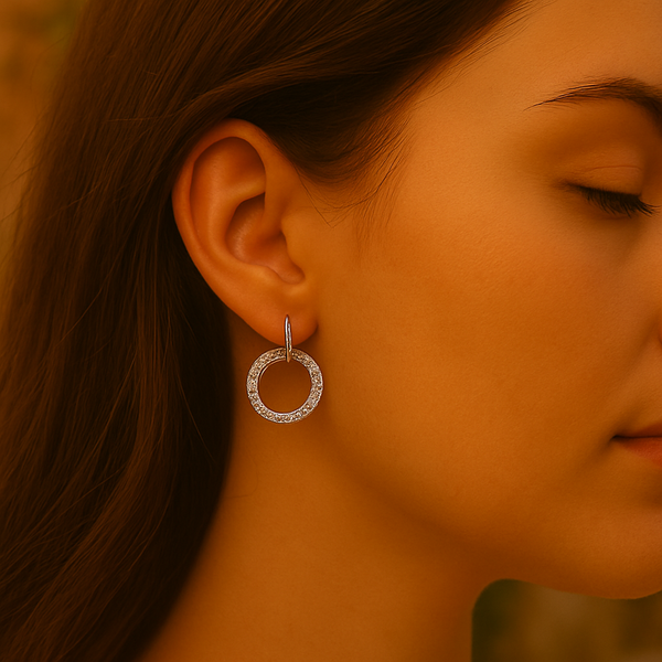 Les boucles Iséa portées sur mannequin – bijou en argent blanc, éclat doux et discret.