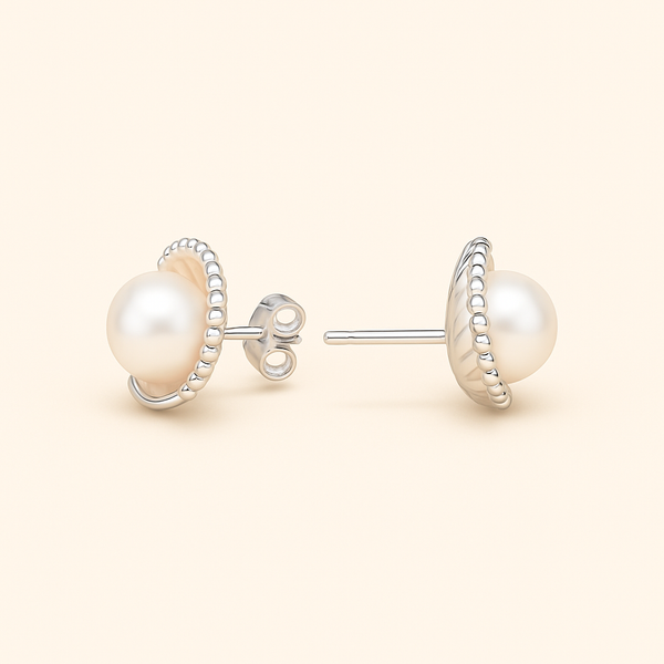 Boucles coquillage en Argent blanc 925 Sterling avec perle centrale – posées sur fond clair