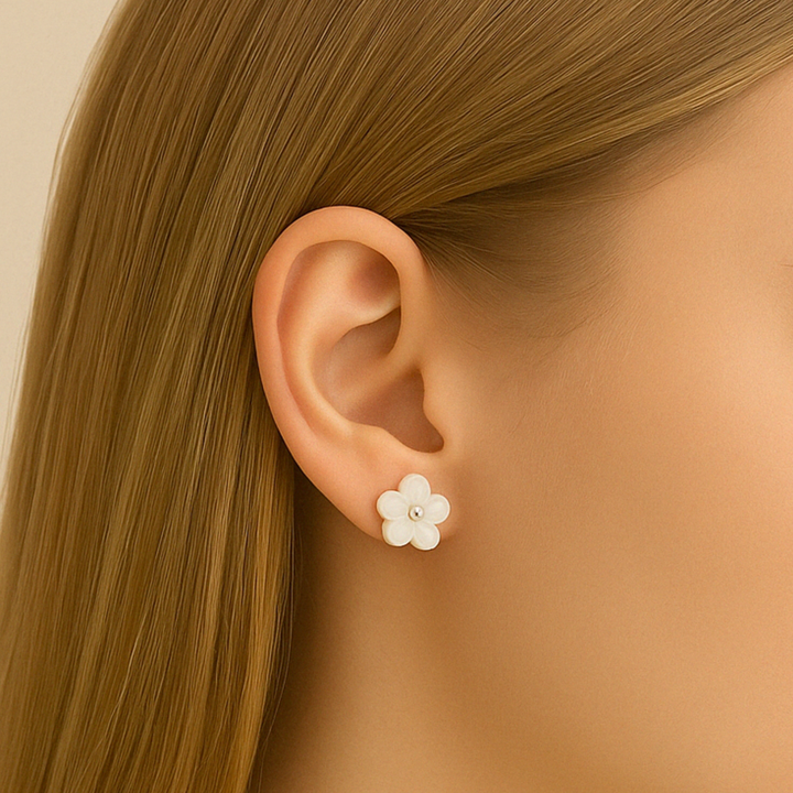 Boucles florales nacrées portées à l’oreille – finition Argent blanc 925 Sterling