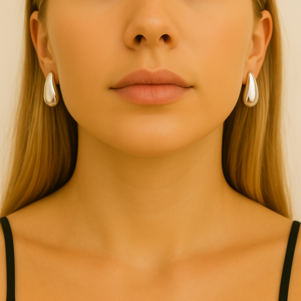 zoom sur la courbe lisse des boucles goutte en Argent blanc 925 Sterling