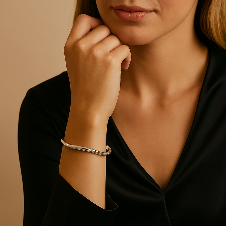 Bijou unisexe en argent porté avec une tenue décontractée, style élégant et tendance – Histoire d’Argent