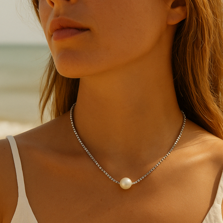  Collier perle porté à la plage – bijou en argent blanc 925, perle d’eau douce sur peau hâlée.
