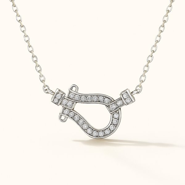 Gros plan du pendentif fer à cheval en Argent blanc 925 Sterling, orné de zircons étincelants, posé à plat avec ombre douce, sur fond studio beige clair Histoire d’Argent.