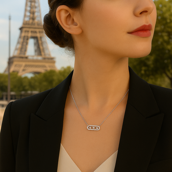  Collier en argent blanc porté par mannequin – bijou lumineux au style chic et parisien.