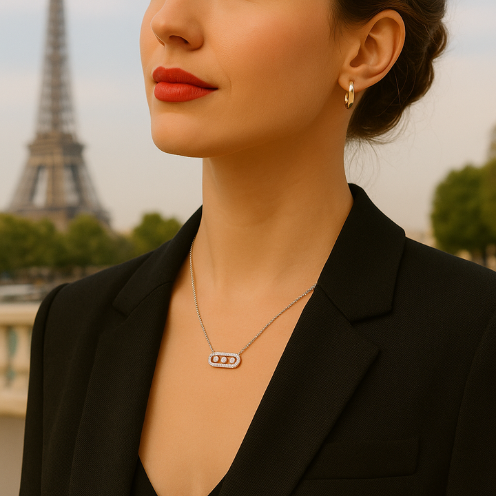  Collier en argent blanc porté par mannequin – bijou lumineux au style chic et parisien.