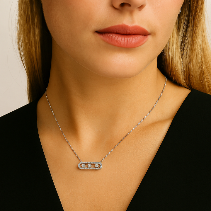 Pendentif zircon rond porté – collier femme argent 925 sur mannequin élégant.
