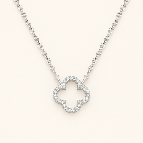 Collier trèfle en Argent blanc 925 Sterling – vue de face sur fond studio clair Histoire d’Argent