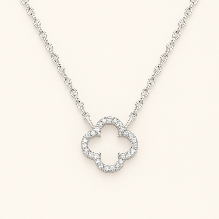 Collier trèfle en Argent blanc 925 Sterling – vue de face sur fond studio clair Histoire d’Argent