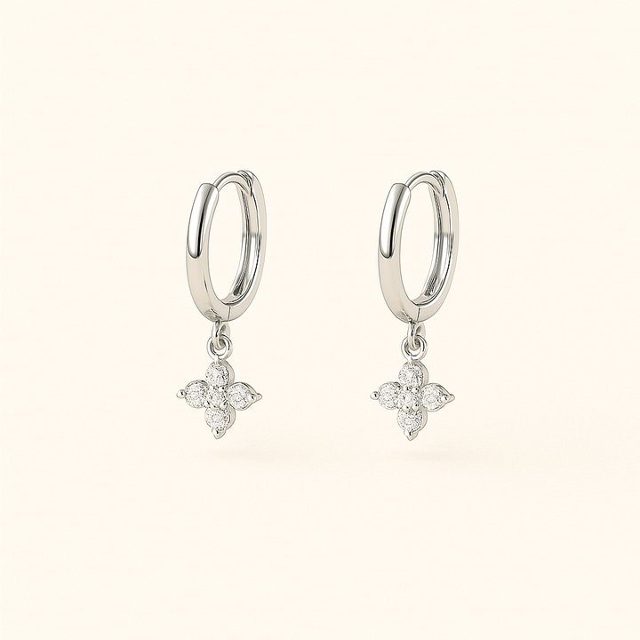 Créoles avec feuilles ciselées en Argent blanc 925 Sterling hypoallergénique posées sur fond clair