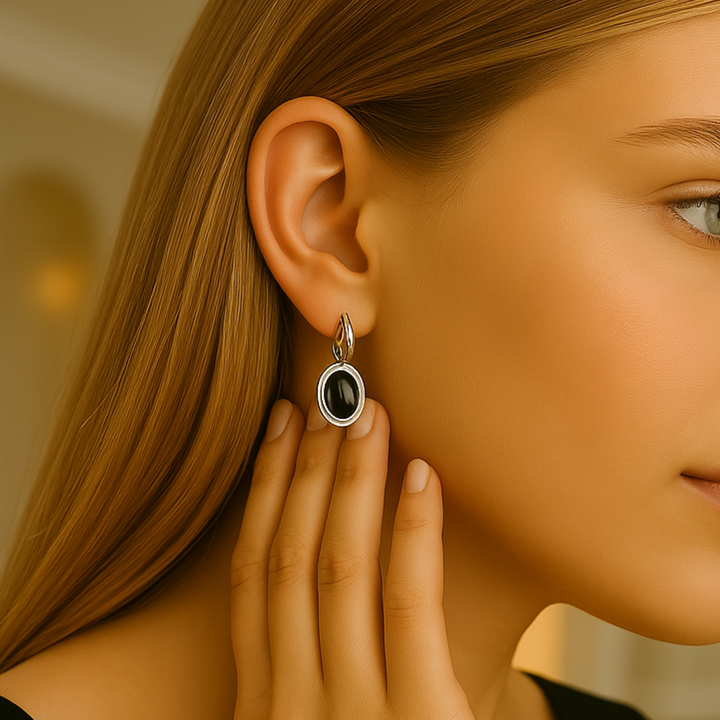 Créoles vintage cabochon noir portées en tenue habillée – finition Argent blanc 925 Sterling