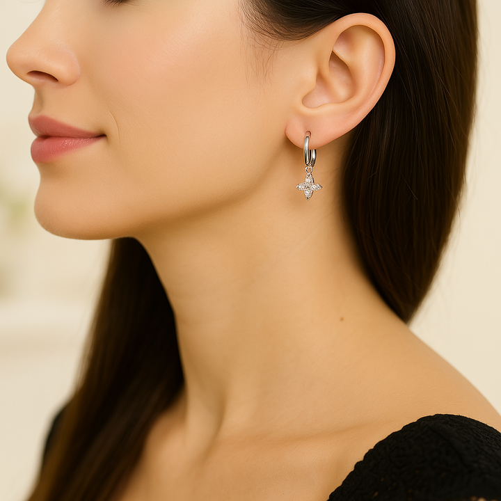 Zoom sur les feuilles ciselées et les zircons des créoles en Argent blanc 925 Sterling