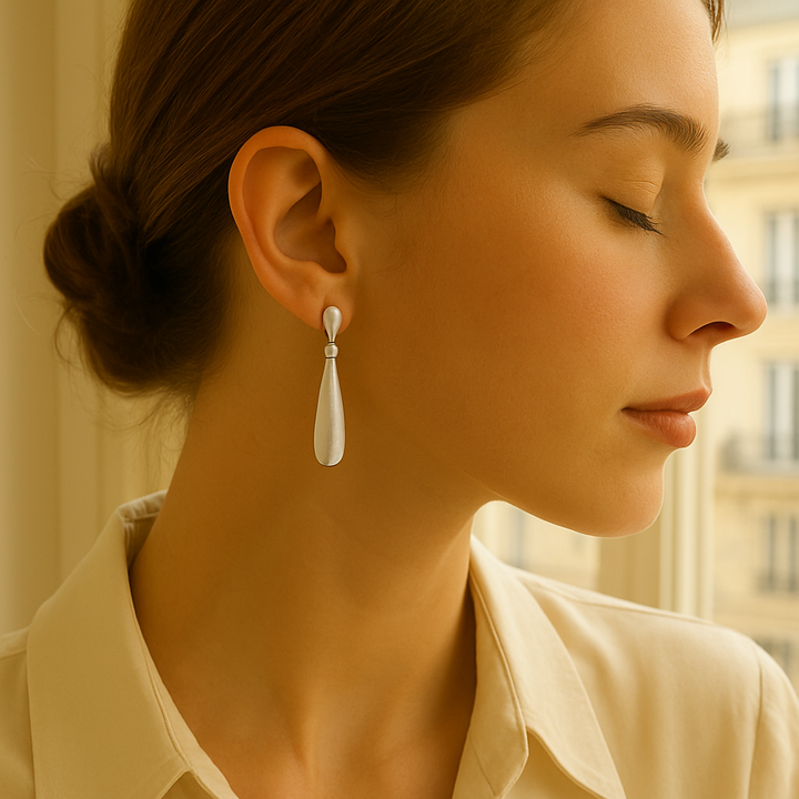  Bijou porté par mannequin, zoom sur l’oreille, boucle goutte en argent blanc et zircon.