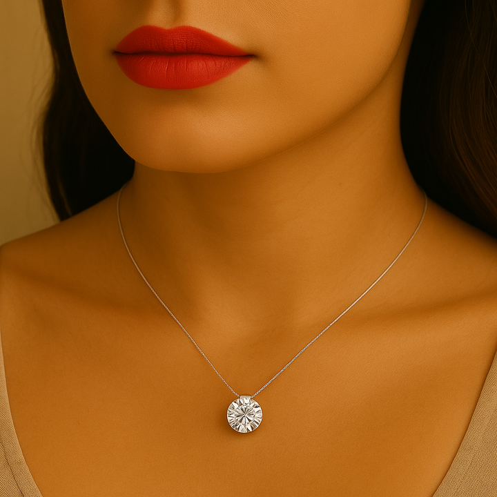 Mannequin élégante portant un collier Histoire d’Argent avec zircon rond, design minimaliste et raffiné.