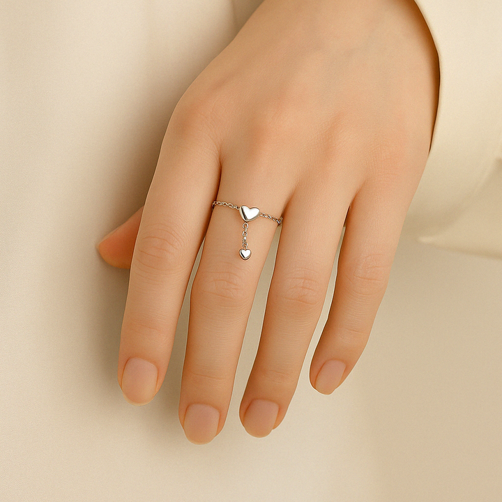 Bague romantique en Argent blanc 925 Sterling portée dans une ambiance douce